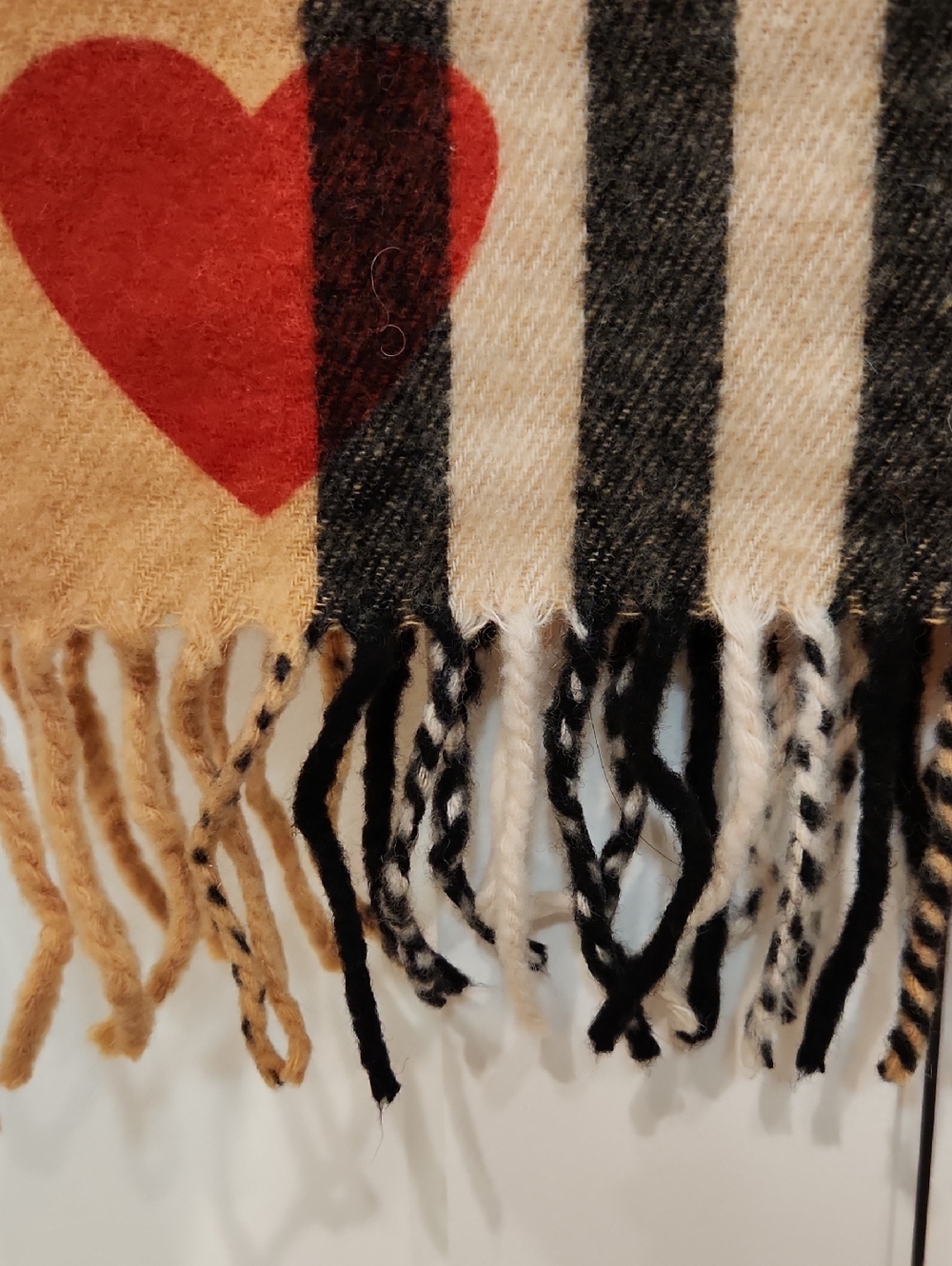 NWT Burberry style Women’s Tan Plaid Scarf with Red Heart Motif Not Burberry - Picture 5 of 6